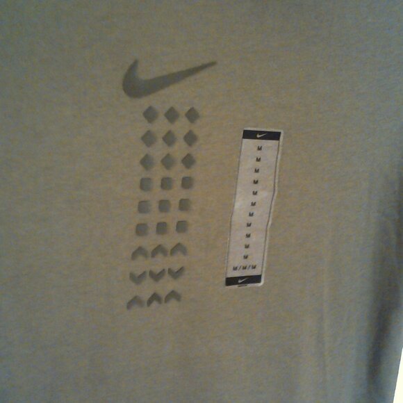 NEW NIKE SPORTSWEAR "Connect 2 Reflective Tee" MEN'S OLIVE T-SHIRT M HQ9246-222 - Picture 4 of 7